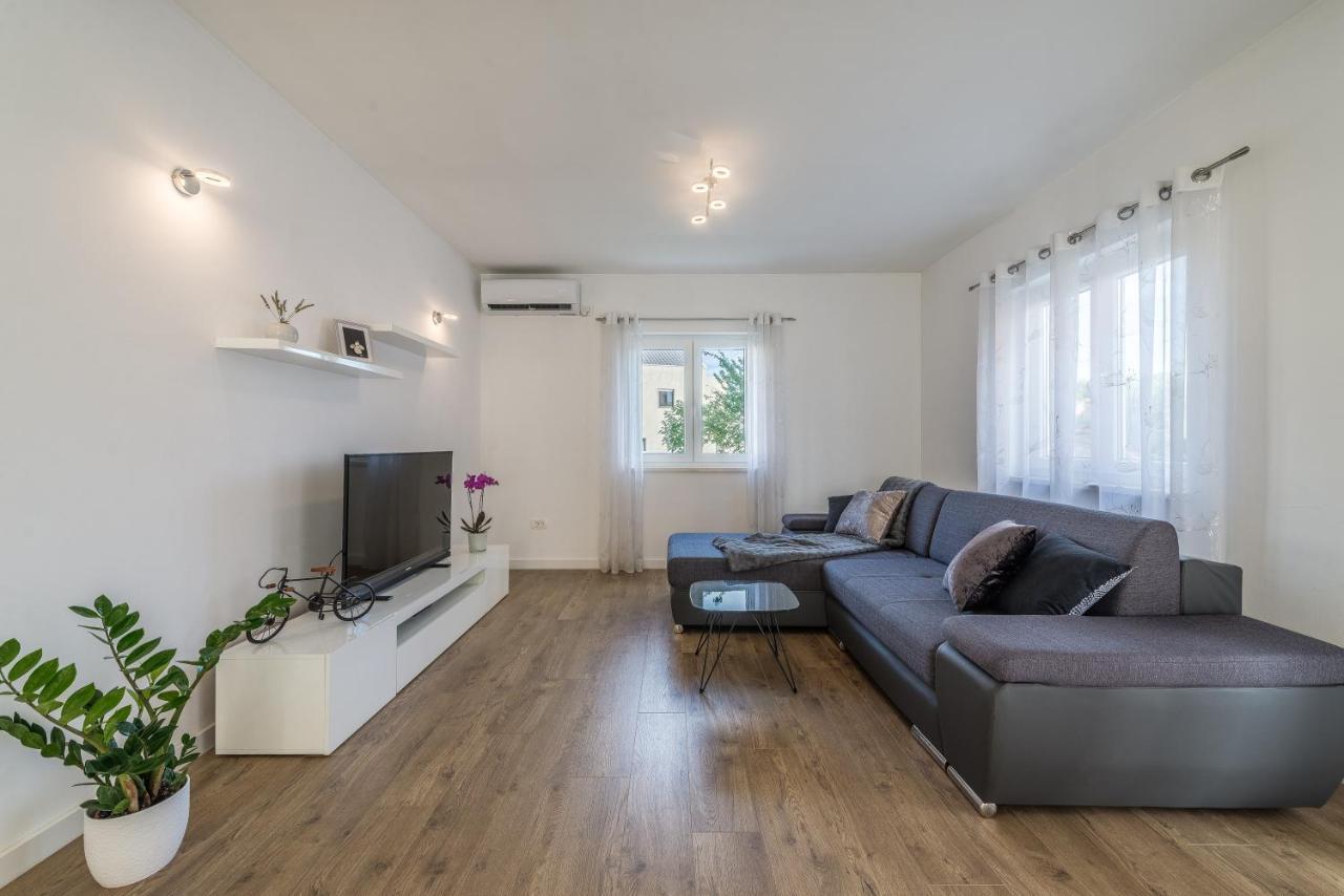 Holiday Home Bajlo Apartment With Three Bedrooms Zadar Ngoại thất bức ảnh