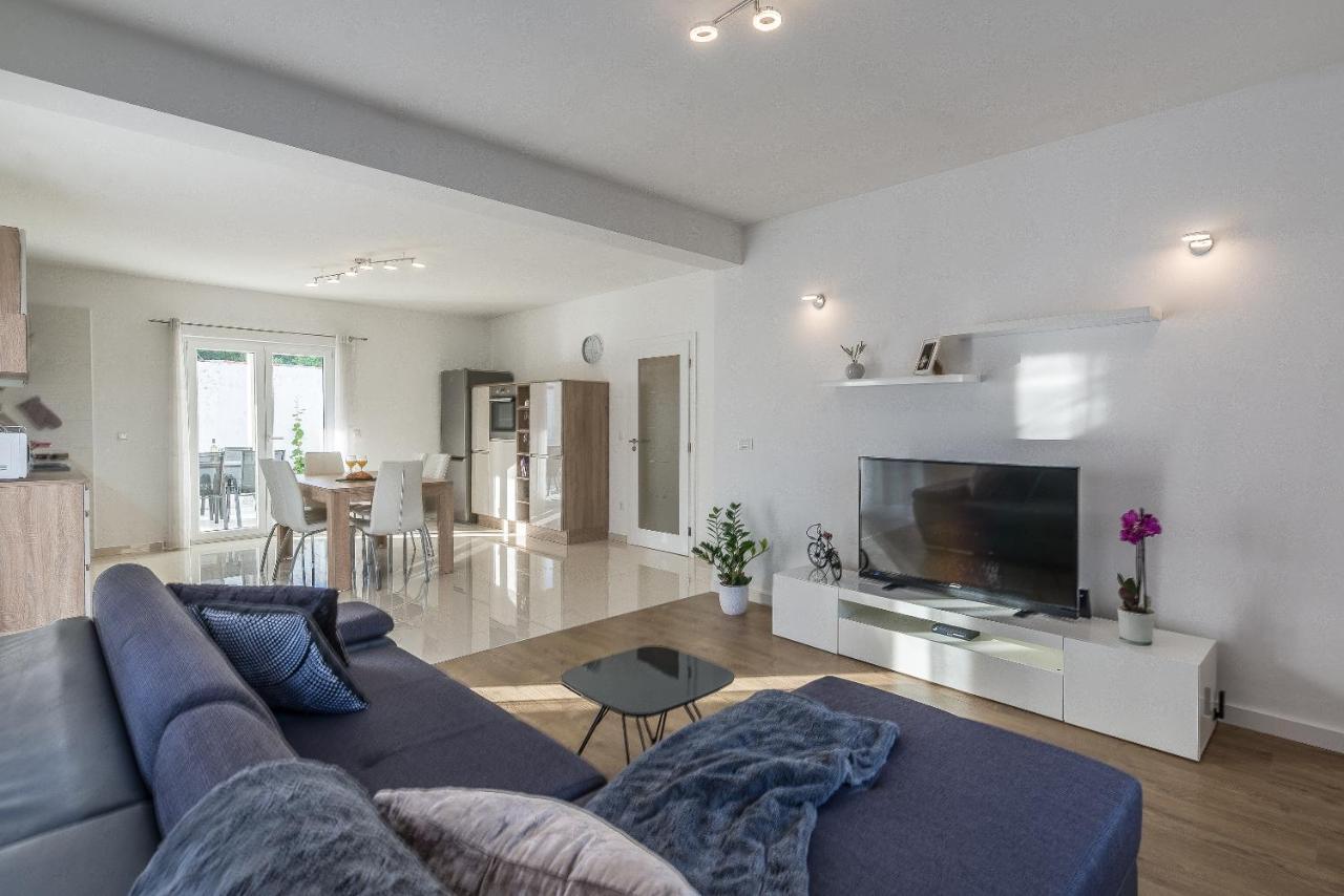 Holiday Home Bajlo Apartment With Three Bedrooms Zadar Ngoại thất bức ảnh